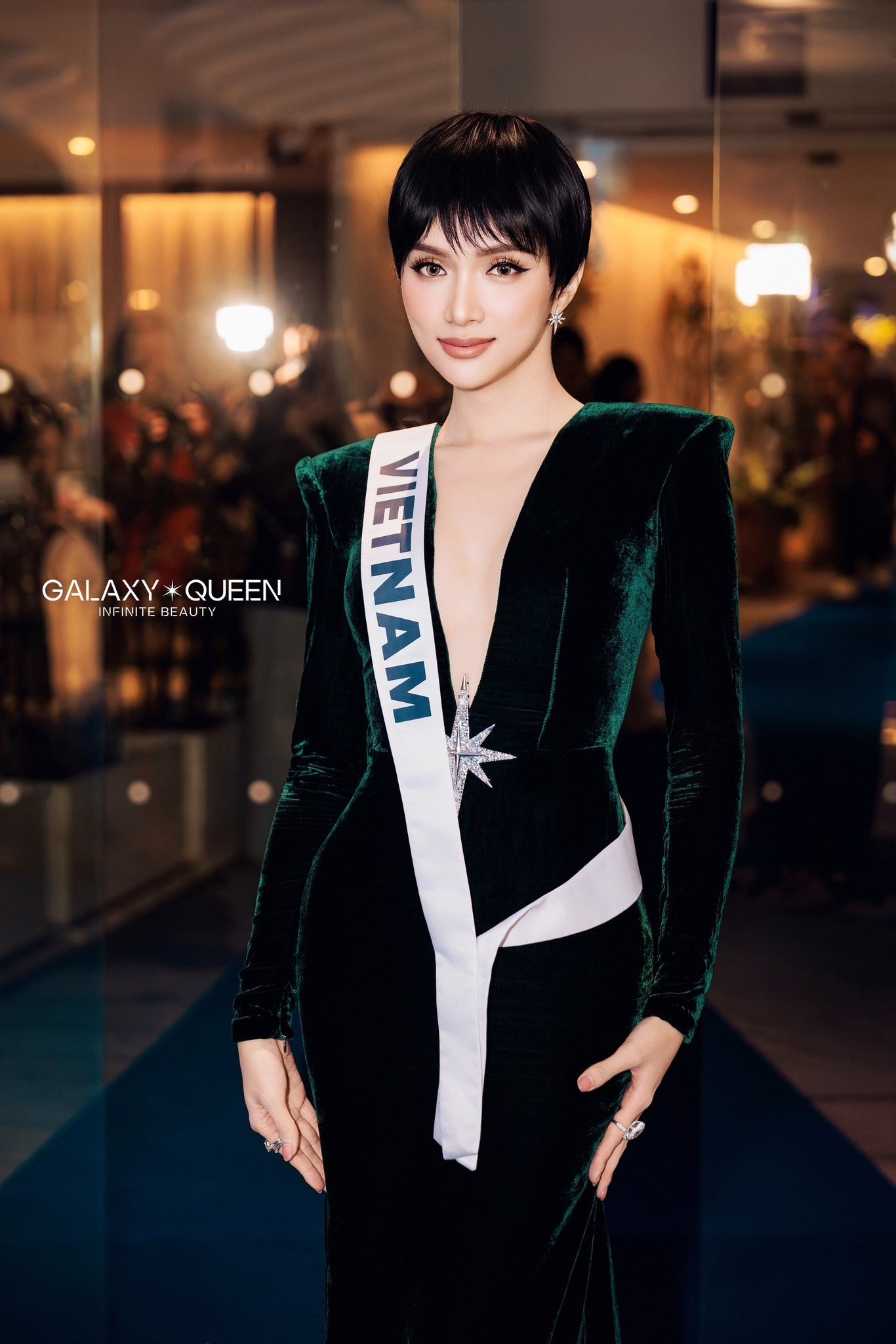 Miss Universe 2025: Hoa hậu Hương Giang bất ngờ xuất hiện với mái tóc tém - Ảnh 10.