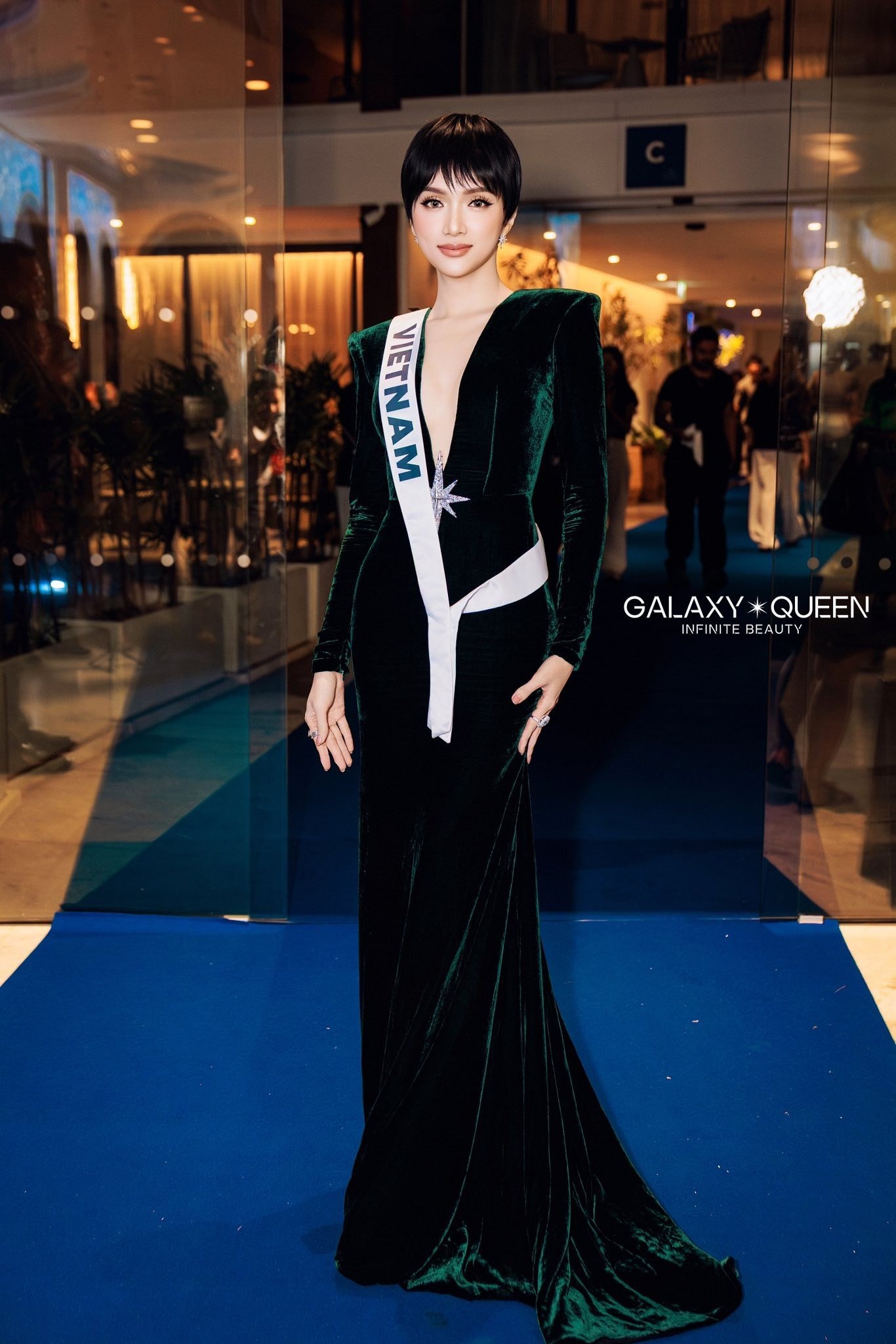Miss Universe 2025: Hoa hậu Hương Giang bất ngờ xuất hiện với mái tóc tém - Ảnh 11.