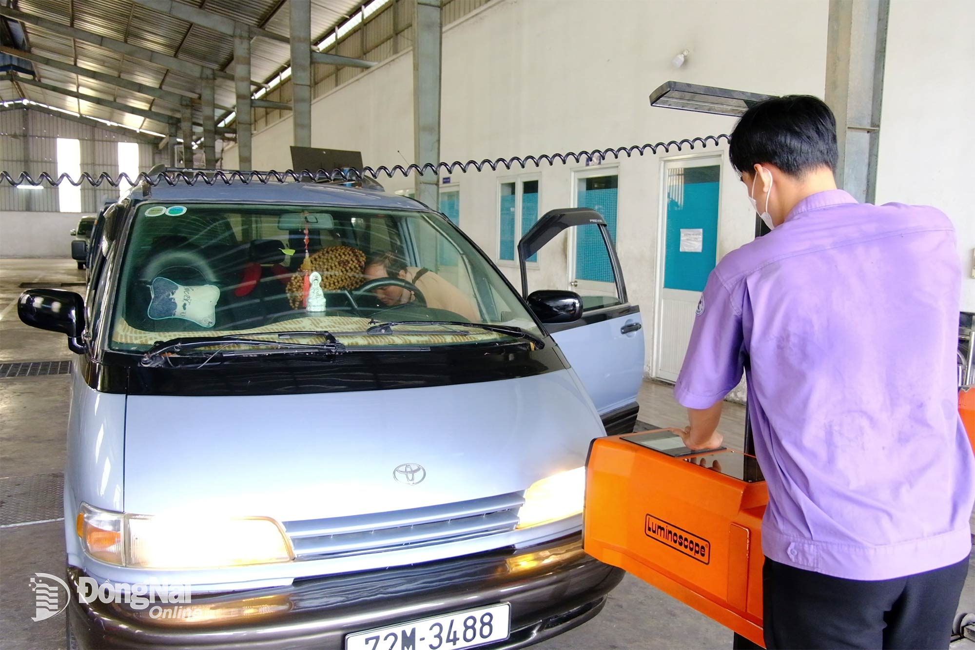 مركز فحص المركبات الآلية 60-04D (حي لونغ بينه، مقاطعة دونغ ناي) يفحص المركبات للركاب. تصوير: دانج تونغ