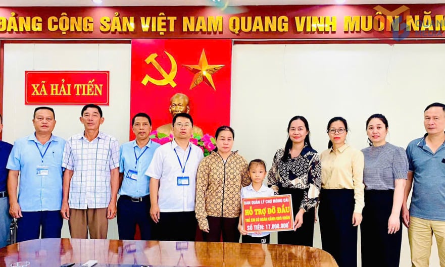 BQL Chợ Móng Cái trao kinh phí hỗ trợ cho trẻ em có hoàn cảnh khó khăn do đơn vị nhận đỡ đầu tại xã Hải Tiến (cũ)-Nay là xã Hải Ninh