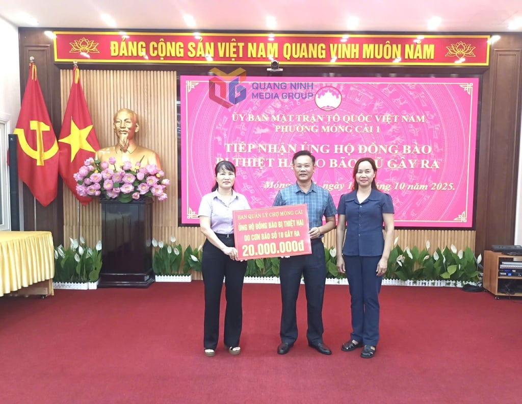 BQL Chợ Móng Cái trao kinh phí ủng hộ đồng bào bị thiệt hại do cơn bão số 10 gây ra.