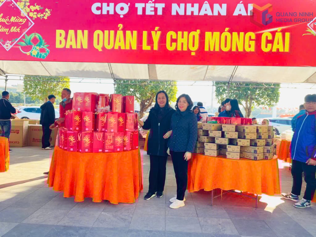 BQL Chợ Móng Cái tham gia gian hàng “Hội chợ Tết nhân ái”.