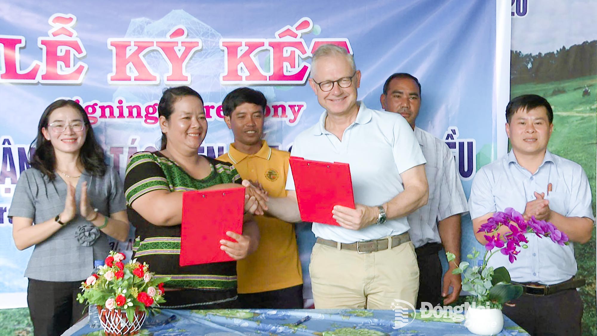 Ms. Thi Khui, Director of Trang Co Bu Lach Organic Cashew Cooperative, signed a cashew purchasing cooperation agreement with a representative of Intersnack Vietnam Cashew Company Limited. Photo: Thanh Nga