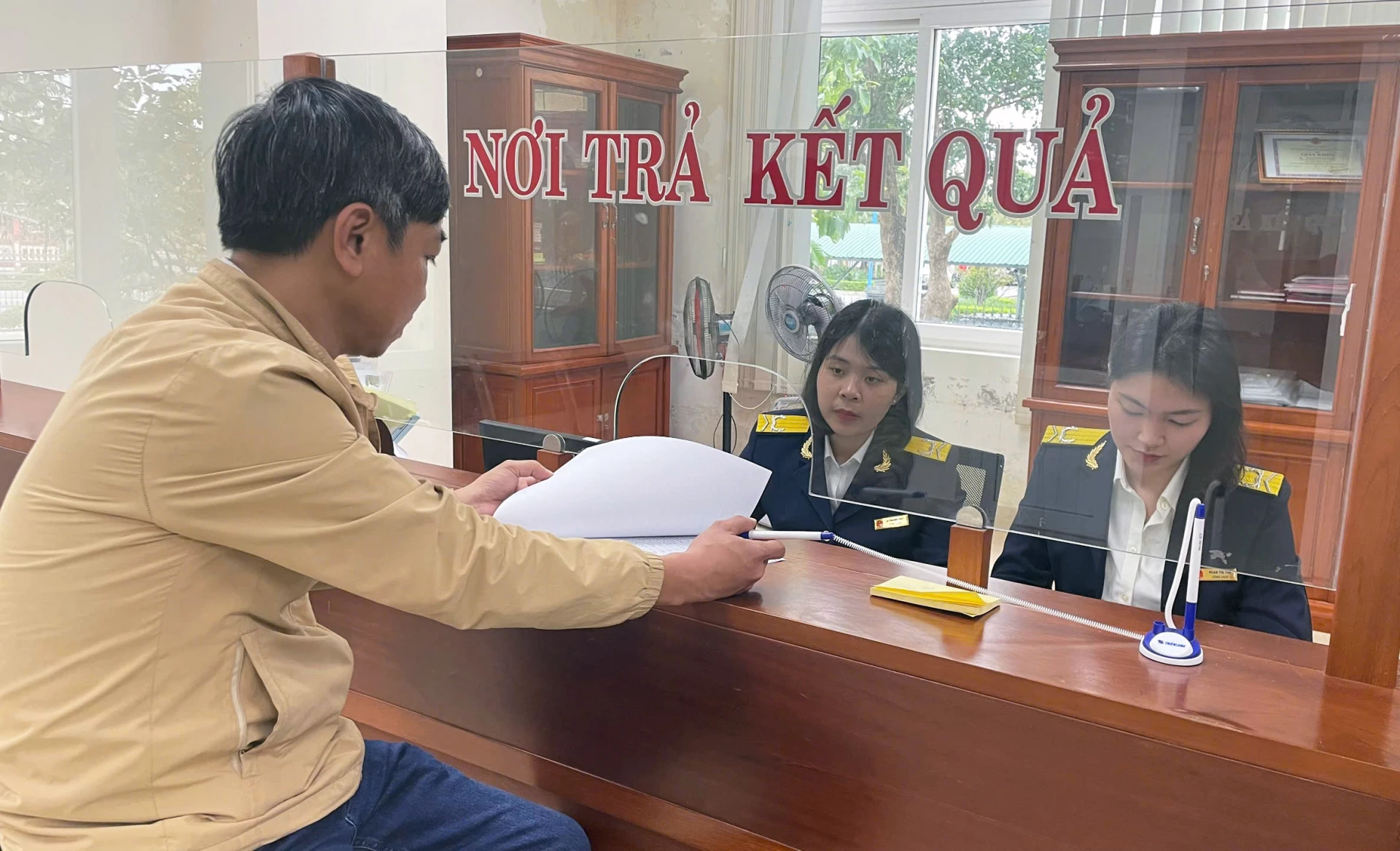 ເຈົ້າໜ້າທີ່ສ່ວຍສາອາກອນ ນຳພາປະຊາຊົນຜ່ານລະບຽບການພາສີ - ພາບ: L.C