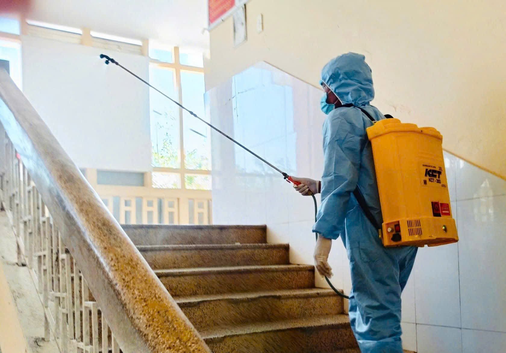 Những điều cần biết để phòng bệnh da liễu sau mưa lũ- Ảnh 2.