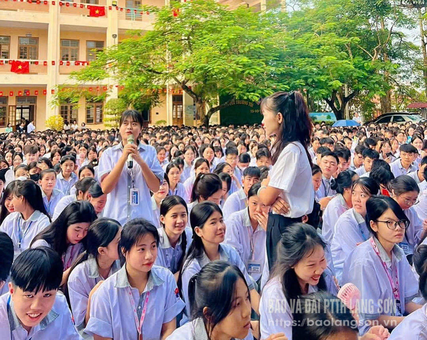 Alunos da Escola Secundária Huu Lung participando de uma sessão prática de atividades extracurriculares e orientação profissional no início do ano letivo.