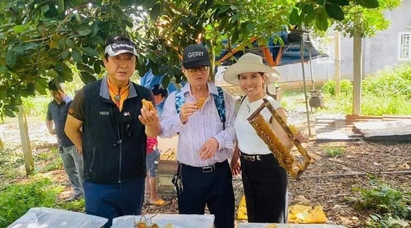 Nhờ kết hợp với mô hình du lịch trải nghiệm và sản phẩm ứng dụng công nghệ mới trong bảo quản và chế biến nên các sản phẩm OCOP của Cơ sở Mật ong Vàng Anh nhanh chóng được thị trường đón nhận. Ảnh: Minh Sáng.