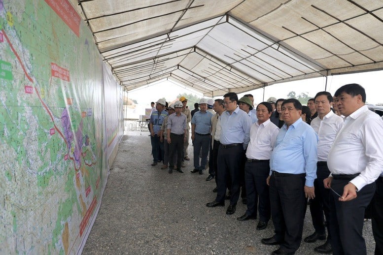 Phó Thủ tướng và đoàn công tác kiểm tra thực địa tuyến đường cao tốc Tuyên Quang - Hà Giang tại nút giao 279, địa phận xã Bắc Quang, tỉnh Tuyên Quang - Ảnh: VGP/Thu Sa