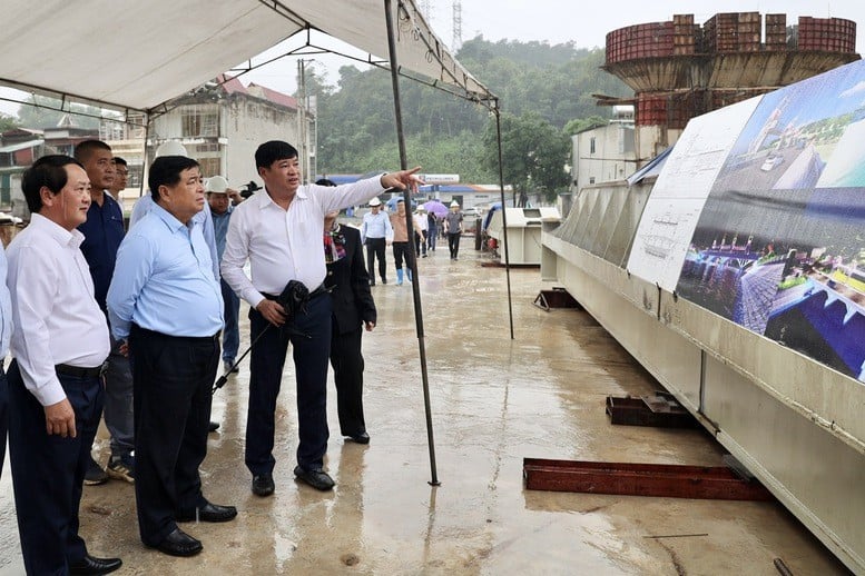 Phó Thủ tướng kiểm tra thực địa nút giao thông tại tuyến nối giữa thành phố Hà Giang trước kia và cao tốc Tuyên Quang - Hà Giang - Ảnh: VGP/Thu Sa