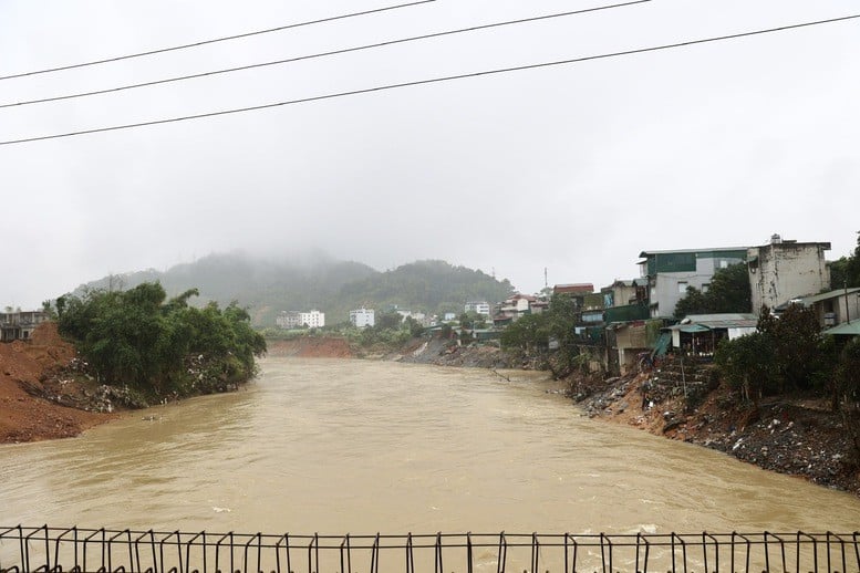 Khi Dự án với các hạng mục như bờ kè hai bên sông tại tuyến nối cao tốc và thành phố Hà Giang trước kia được hoàn thành sẽ góp phần giảm thiểu nguy cơ sạt lở, mất an toàn cho người dân sinh sống nơi đây - Ảnh: VGP/Thu Sa