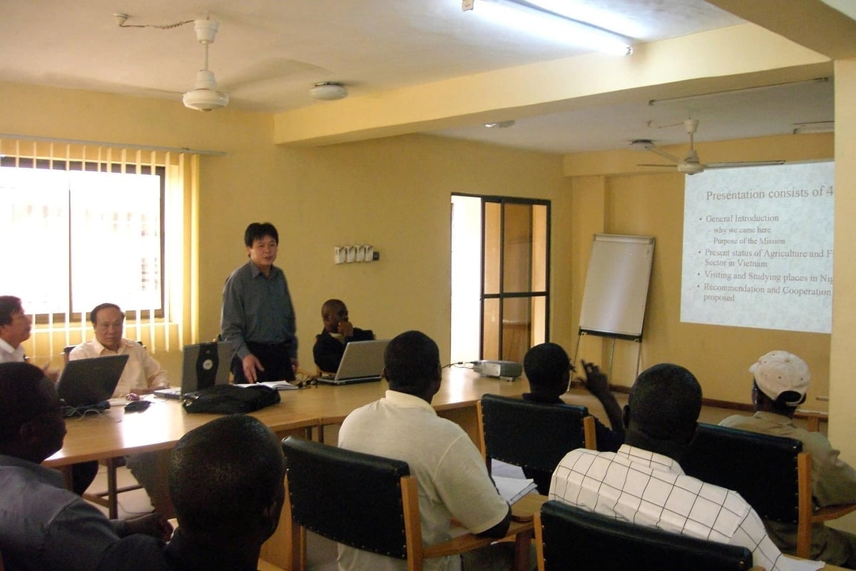 Ông Long trong một buổi trao đổi về kinh nghiệm hợp tác nông nghiệp với các chuyên gia của Nigeria.