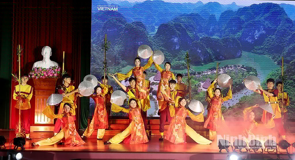 การแสดงของนักเรียนโรงเรียนมัธยมเลืองวันตุ้ย สำหรับผู้มีความสามารถพิเศษ