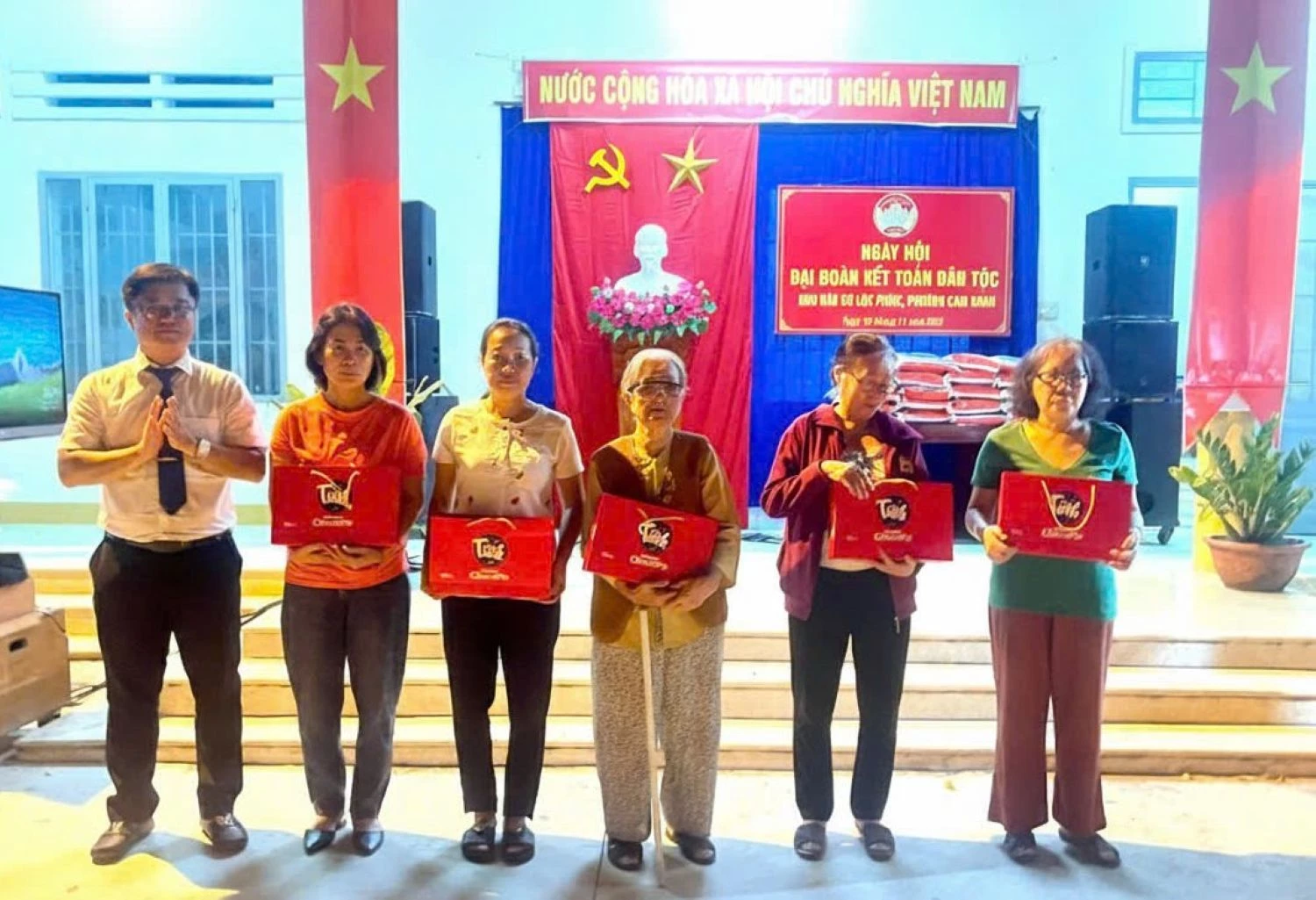 ການ​ນຳ​ຄະ​ນະ​ກຳ​ມະ​ການ​ປະ​ຊາ​ຊົນ​ຕາ​ແສງ Cam Ranh ໄດ້​ມອບ​ຂອງ​ຂວັນ​ໃຫ້​ບັນ​ດາ​ຄອບ​ຄົວ​ທີ່​ມີ​ຄວາມ​ຫຍຸ້ງ​ຍາກ.