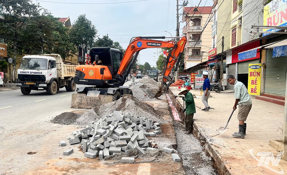 তিয়েন হোয়ান কোম্পানি লিমিটেড মানব সম্পদের উপর মনোযোগ দেয় এবং ফান দিন ফুং স্ট্রিট সংস্কারের প্রকল্পটি জরুরিভাবে বাস্তবায়ন করে।