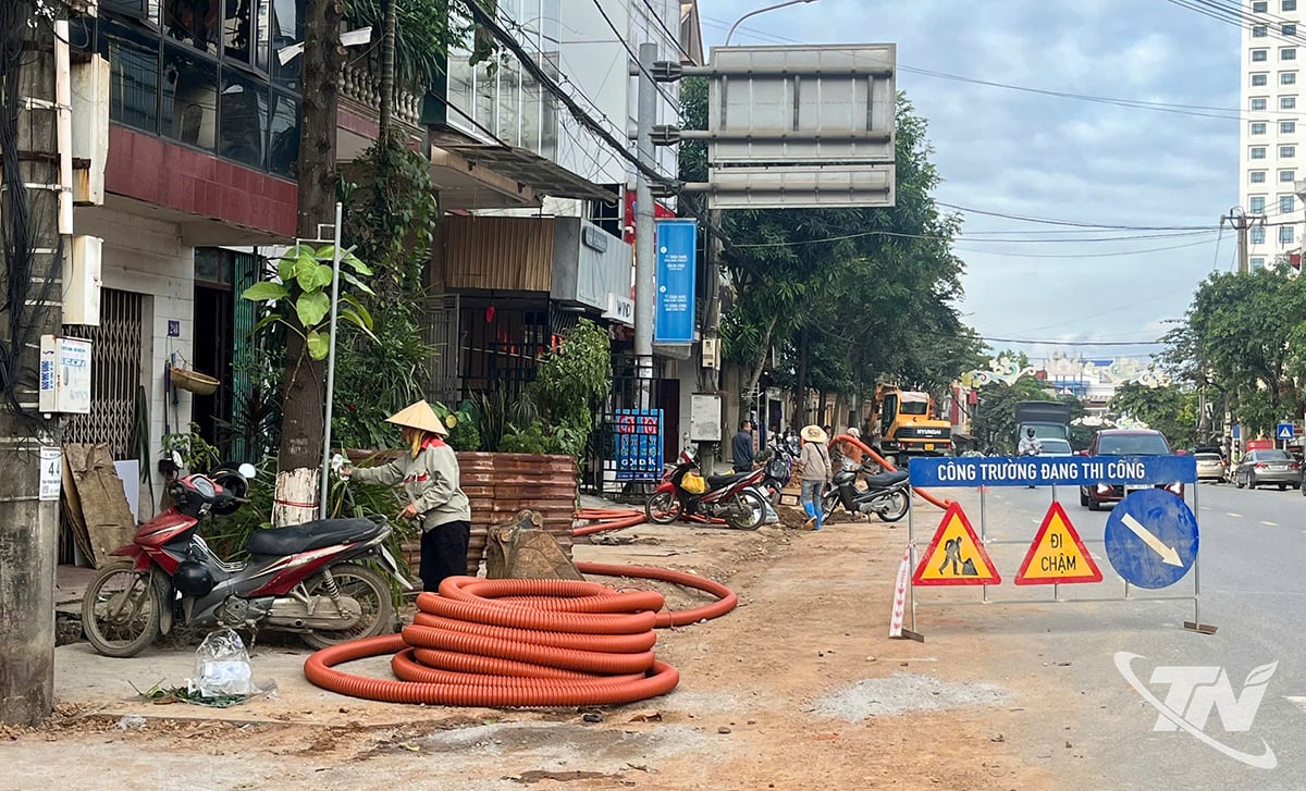 ফান দিন ফুং - কাচ মাং থাং তাম রুটে নিরাপত্তা নিশ্চিত করার জন্য ঠিকাদাররা নির্মাণস্থলে সাইনবোর্ড স্থাপন করেছিলেন।