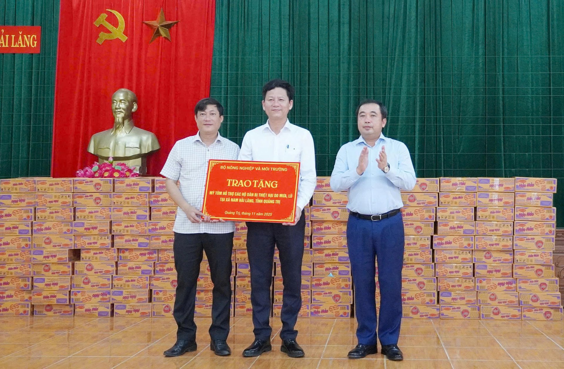 Bộ trưởng Trần Đức Thắng trao quà cho bà con xã Nam Hải Lăng. Ảnh: N. Huyền.