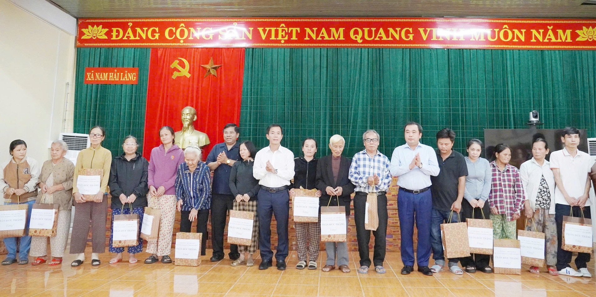 Bộ trưởng Trần Đức Thắng và đoàn công tác tặng quà cho các gia đình có hoàn cảnh khó khăn tại vùng lũ Quảng Trị. Ảnh: N. Huyền.