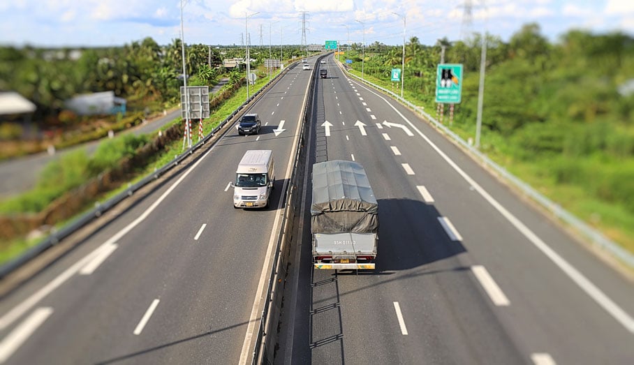 Landbruks- og miljødepartementet leder og koordinerer med avdelinger, avdelinger, sektorer og lokaliteter for å gi råd til den provinsielle folkekomiteen om støtte til tilførsel av sand til veibanebygging for å betjene prosjekter under ledelse av statsministeren (illustrasjonsbilde).
