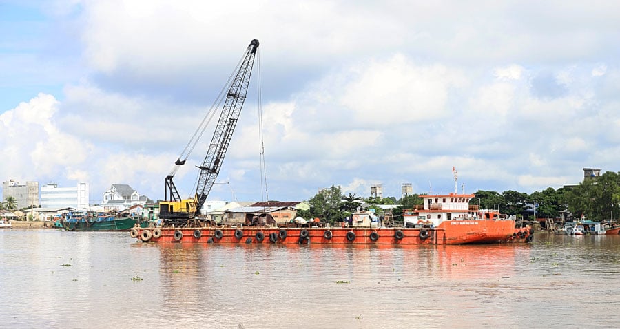 Landbruks- og miljødepartementet leder og koordinerer med avdelinger, avdelinger, sektorer og lokaliteter for å gi råd til den provinsielle folkekomiteen om støtte til tilførsel av sand til veibanebygging for å betjene prosjekter under ledelse av statsministeren (illustrasjonsfoto).