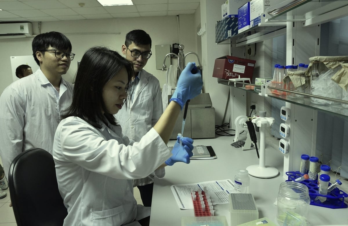 Làm thí nghiệm ở Viện Di truyền nông nghiệp. Ảnh: Dương Đình Tường.