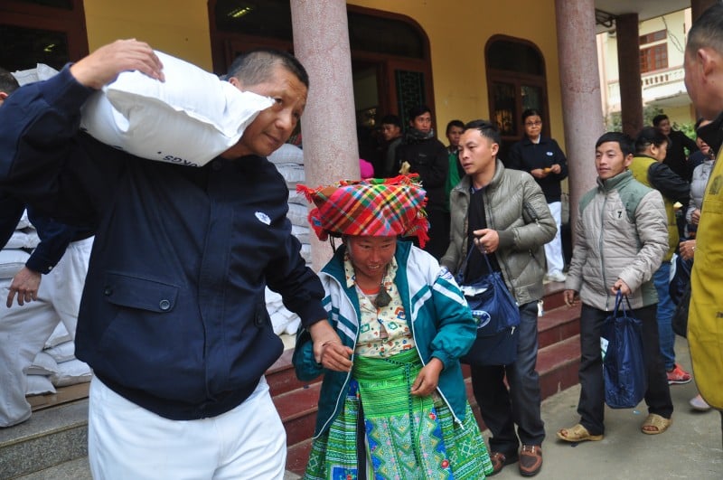 Ο κ. Chen Ta Yu (αριστερό εξώφυλλο) δίνει δώρα Tet σε κατοίκους της περιοχής Tram Tau, στην επαρχία Yen Bai (τώρα κοινότητα Tram Tau, στην επαρχία Lao Cai) στις 13 Ιανουαρίου 2020. (Φωτογραφία: Tzu Chi)