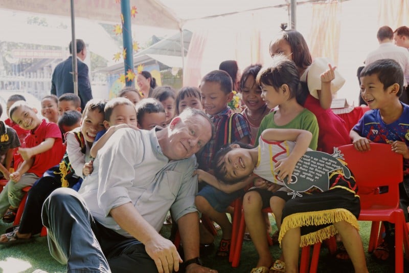 Ο κ. Ράντμαν Τζέσι Κιβέτ και παιδιά που υποστηρίζονται από το Ίδρυμα VinaCapital. (Φωτογραφία: VCF)