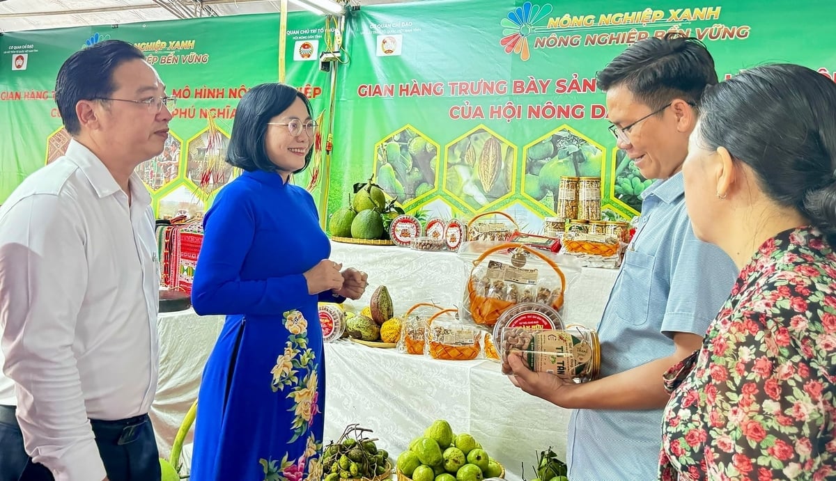 Lãnh đạo UBND tỉnh Đồng Nai tham quan gian hàng trưng bày sản phẩm tiêu biểu của một địa phương tại Triển lãm thành tựu nông nghiệp tỉnh Đồng Nai năm 2025 (tháng 10/2025). Ảnh: Tường Tú.