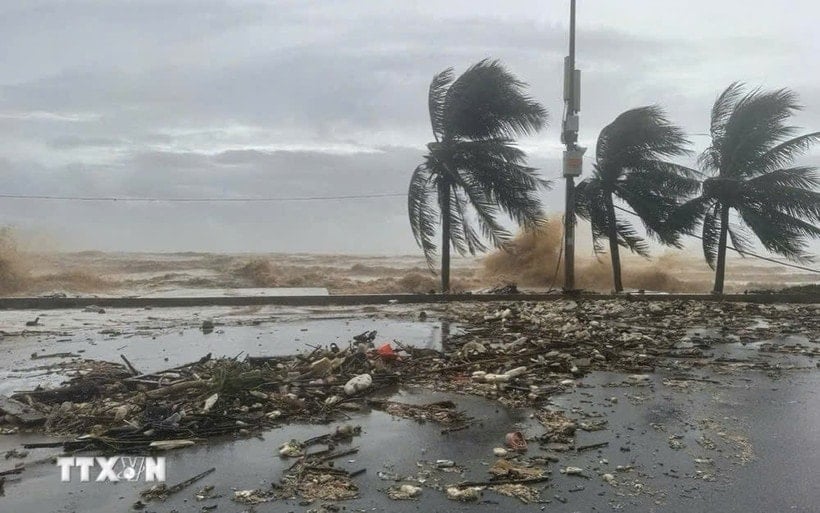 នៅព្រឹកព្រលឹមថ្ងៃទី 10 ខែវិច្ឆិកា ព្យុះទីហ្វុង Fung-Wong បានបោកបក់ចូលសមុទ្រខាងកើតនៃសមុទ្រខាងជើង ក្លាយជាព្យុះទី 14 ក្នុងឆ្នាំ 2025។ (ប្រភពរូបថត៖ VNA)