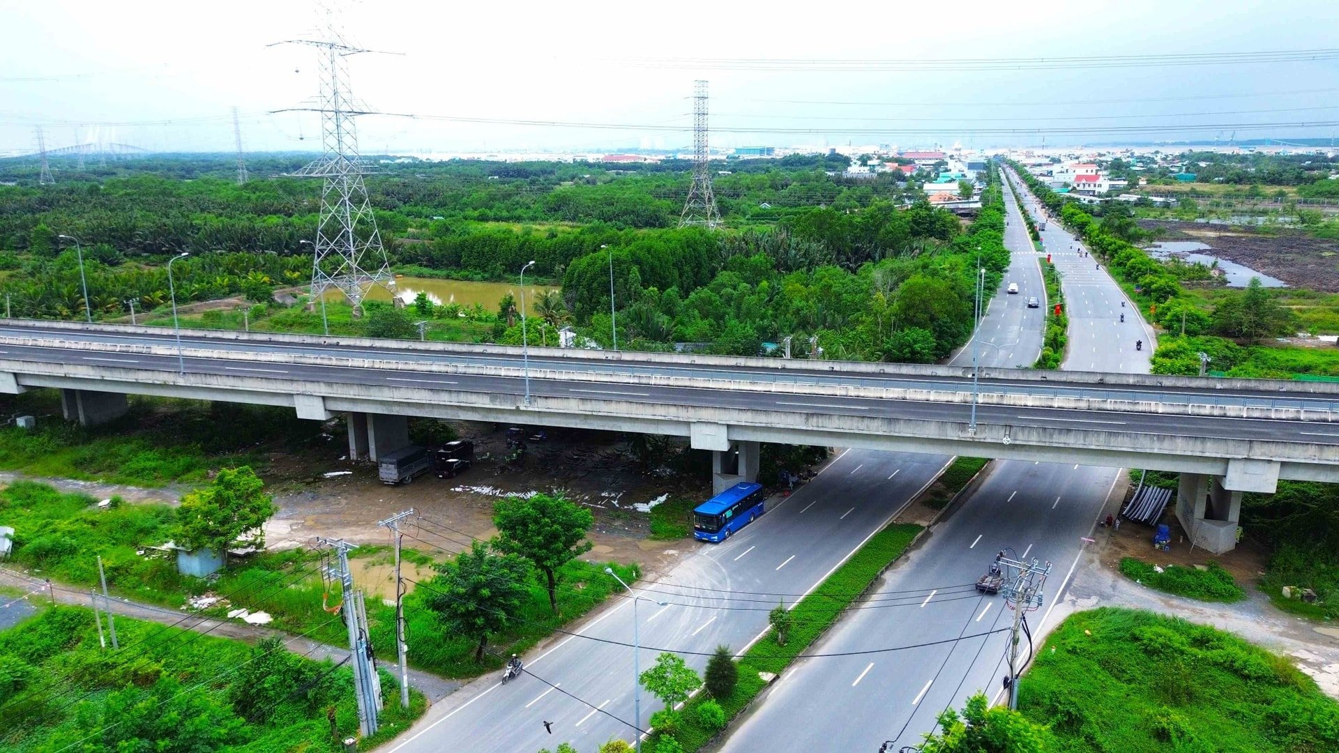 A narrow bridge on Rung Sac road, not yet synchronized with the 6-lane wide road surface.
