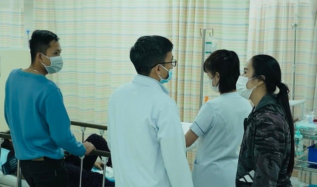 Tình hình bệnh nhân nhập viện nghi ngộ độc sau ăn bánh mì tính đến sáng 10.11 - Ảnh 1.