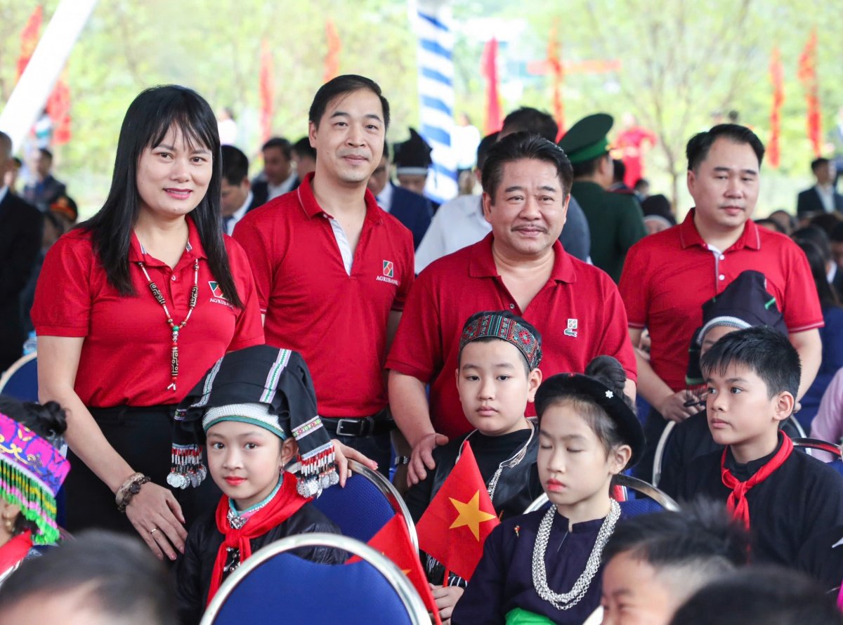 Agribank đồng hành Lễ khởi công 4 trường nội trú biên giới Lào Cai và trao quà cho học sinh khó khăn