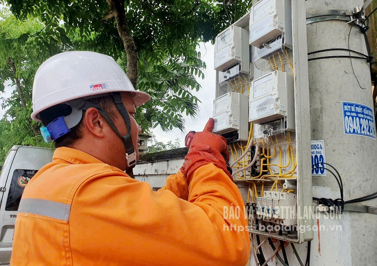 Співробітники Регіональної групи управління електроенергією Чанг Дінь встановлюють для споживачів електронні лічильники з функцією дистанційного вимірювання.