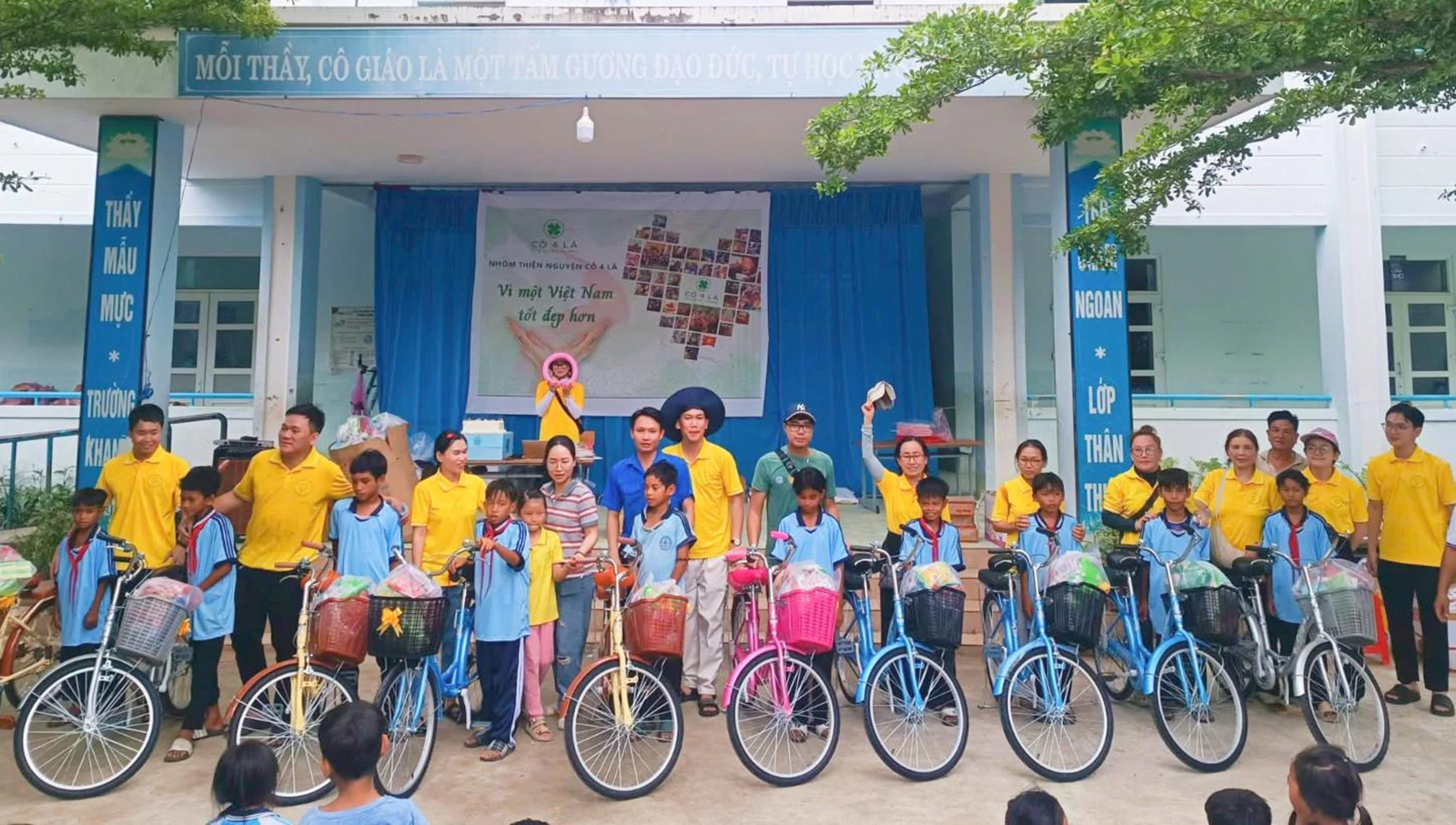 កម្មវិធីចែកកង់ដល់សិស្សក្រីក្រក្នុងឃុំ។