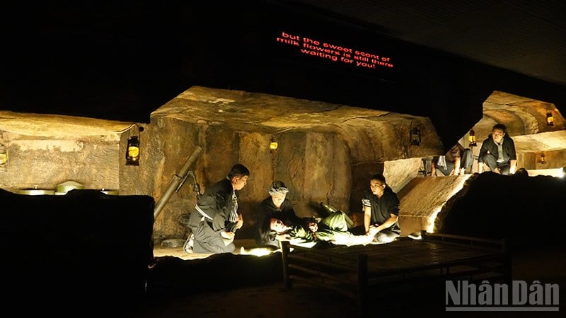 Återuppförande av Cu Chi-tunnlarna i det traditionella huset i pjäsen Dat Thep (Foto: Linh Bao).
