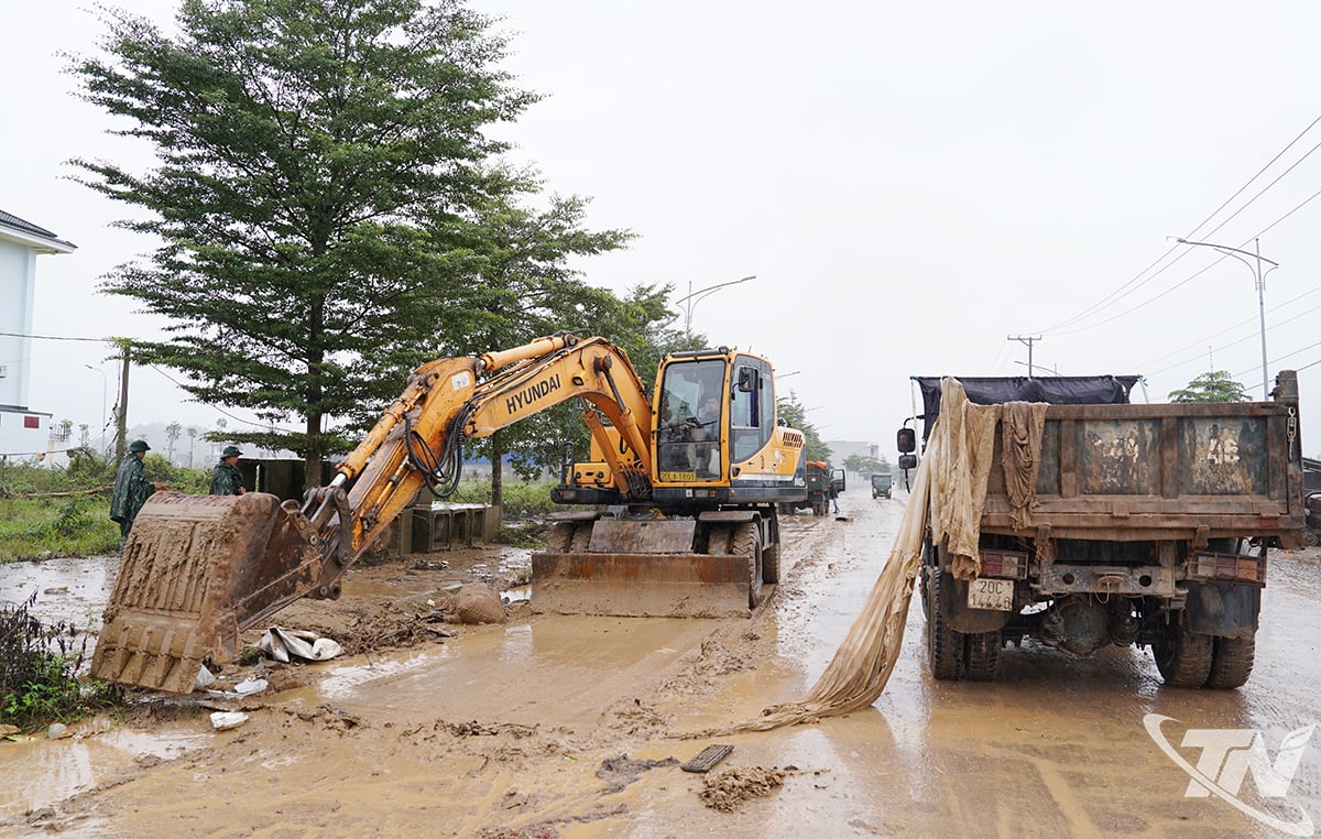 Procesul de colectare și transport al gunoiului după inundații necesită o mulțime de utilaje.