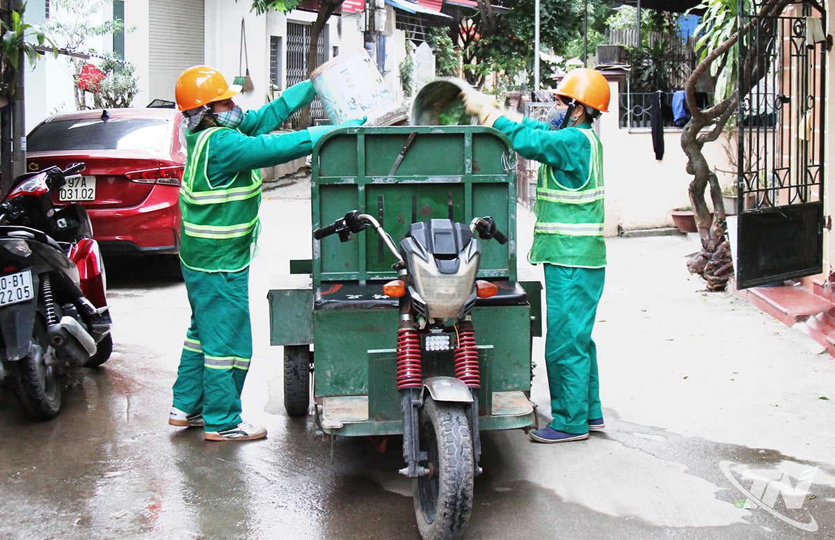 Deșeurile solide menajere sunt încă aruncate la un loc și nu sunt clasificate complet.