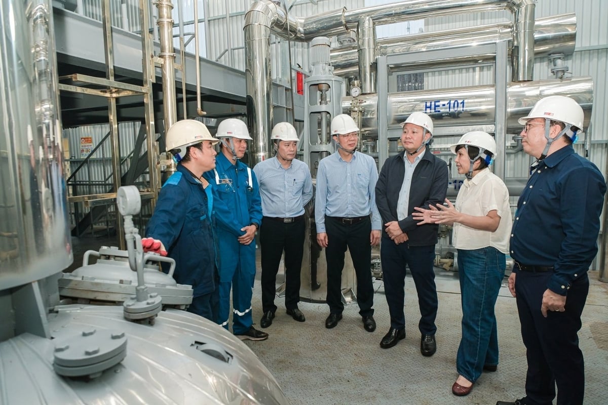कृषि उप-उत्पादों, खाद्य प्रसंस्करण उद्योग और सूक्ष्म शैवाल तेल से अर्ध-औद्योगिक स्तर पर बायोडीज़ल ईंधन के प्रायोगिक उत्पादन की तकनीक के पूर्ण होने की प्रगति पर काम करने, उसका दौरा करने और उसे बढ़ावा देने के लिए बीएसआर का प्रत्यक्ष दौरा, अनुसंधान से व्यावहारिक कार्यान्वयन की ओर बदलाव के दृढ़ संकल्प को दर्शाता है। फोटो: मिन्ह डुक।