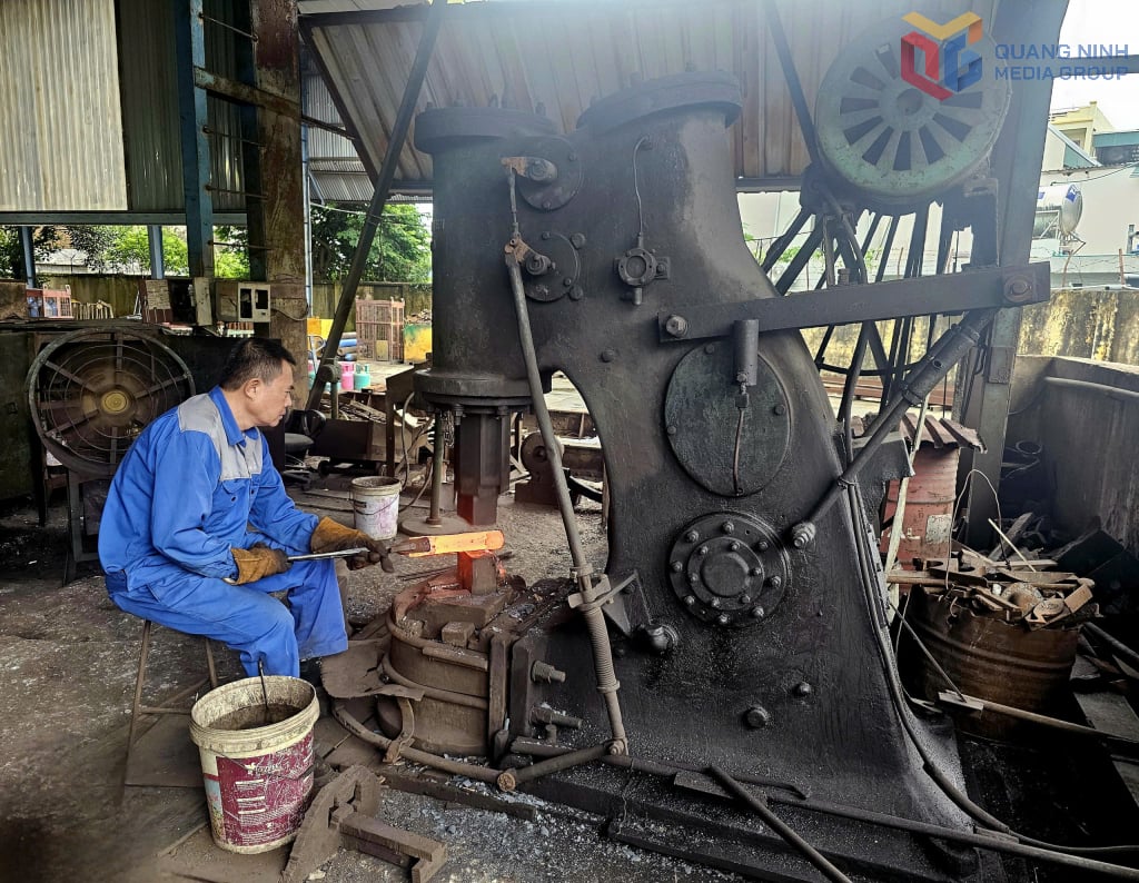 ທ່ານ Dinh Van Loi ພວມ​ນຳ​ໃຊ້​ເຄື່ອງ​ຕີ​ດ້ວຍ​ໄມ້ຄ້ອນ​ທີ່​ຜະລິດ​ໃນ​ປີ 1928. ​ເປັນ​ທີ່​ຄວນ​ຈະ​ບອກ​ໄດ້​ວ່າ, ​ເຄື່ອງ​ນີ້​ແມ່ນ​ພໍ່​ຂອງ​ຕົນ​ແມ່ນ​ທ່ານ Dinh Van Phuc ​ໃນ​ໄລຍະ​ທີ່​ທ່ານ​ດຳລົງ​ຕຳ​ແໜ່​ງ​ເປັນ​ກຳມະກອນ​ຢູ່ Hon Gai Mechanical Engineering.