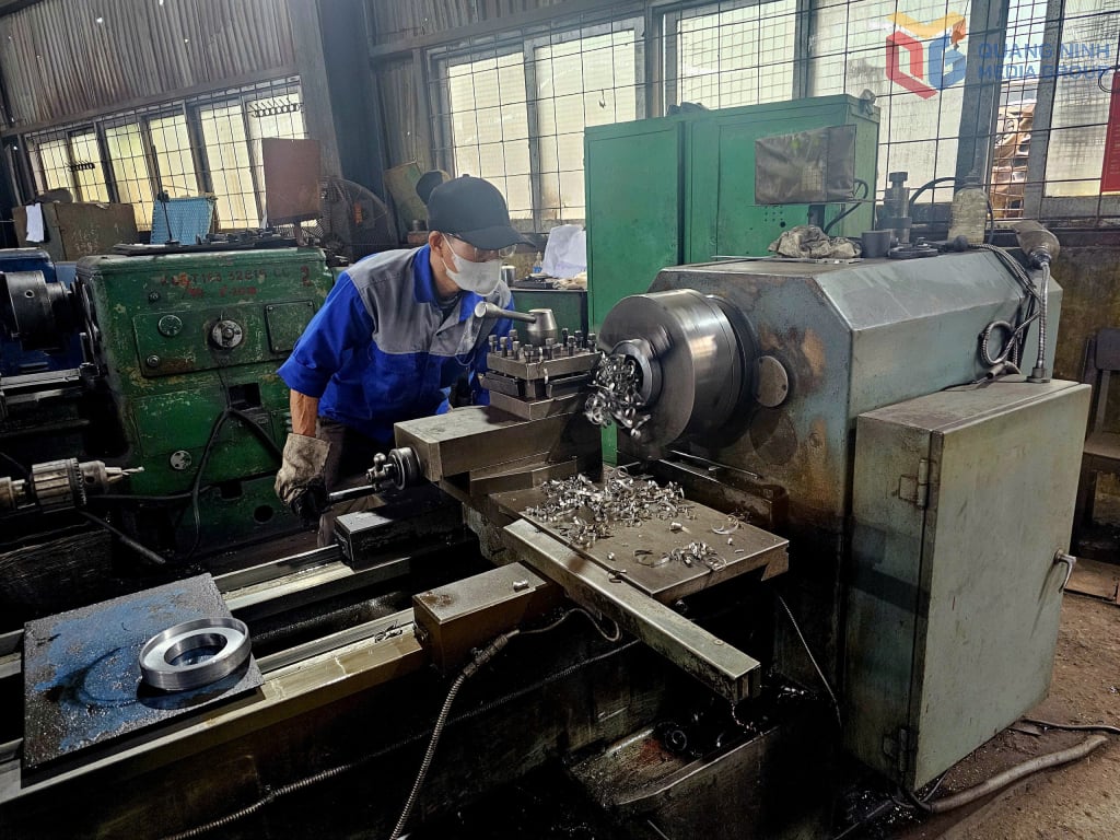 ນອກຈາກນັ້ນ, ຢູ່ທີ່ກອງປະຊຸມກົນຈັກ Hon Gai, ຍັງມີເຄື່ອງຈັກຫຼາຍຊະນິດທີ່ຜະລິດໃນຊຸມປີ 60 ແລະ 70 ຂອງສະຕະວັດທີ່ຜ່ານມາ, ການຊ່ວຍເຫຼືອໂດຍສະຫະພາບໂຊວຽດແລະໂລມາເນຍ, ທີ່ຍັງດໍາເນີນການ.