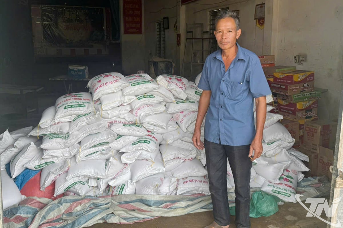 ທ່ານ ດັ້ງ​ດິງ​ຮົ່ງ, ຫົວ​ໜ້າ​ໝູ່​ບ້ານ ກວ໋າງ​ເຈືອງ, ຕາ​ແສງ ຝູ​ບິ່ງ ໄດ້​ຂໍ​ເຂົ້າ​ຊ່ວຍ​ເຫຼືອ​ປະ​ຊາ​ຊົນ.