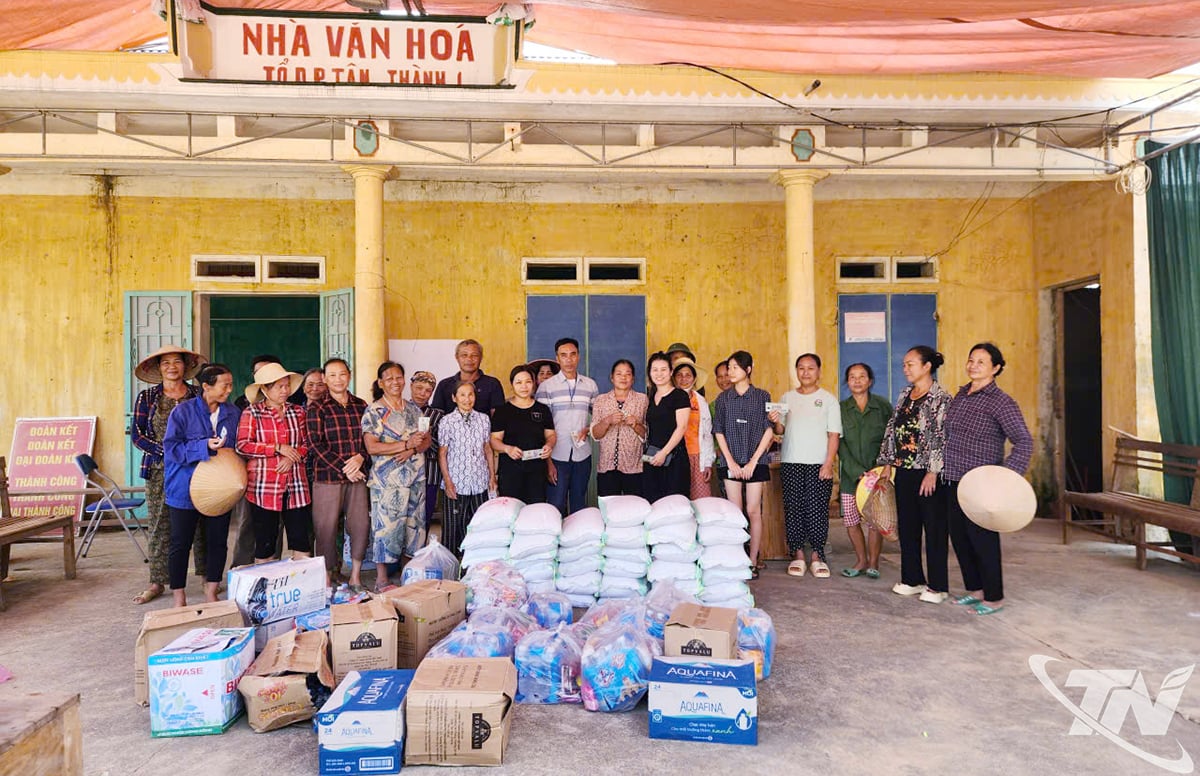 ຊາວ​ບ້ານ​ຕານ​ແທ່ງ 1 (ຕາ​ແສງ Linh Son) ​ໄດ້​ຮັບ​ຂອງຂວັນ​ບັນ​ເທົາ​ທຸກ