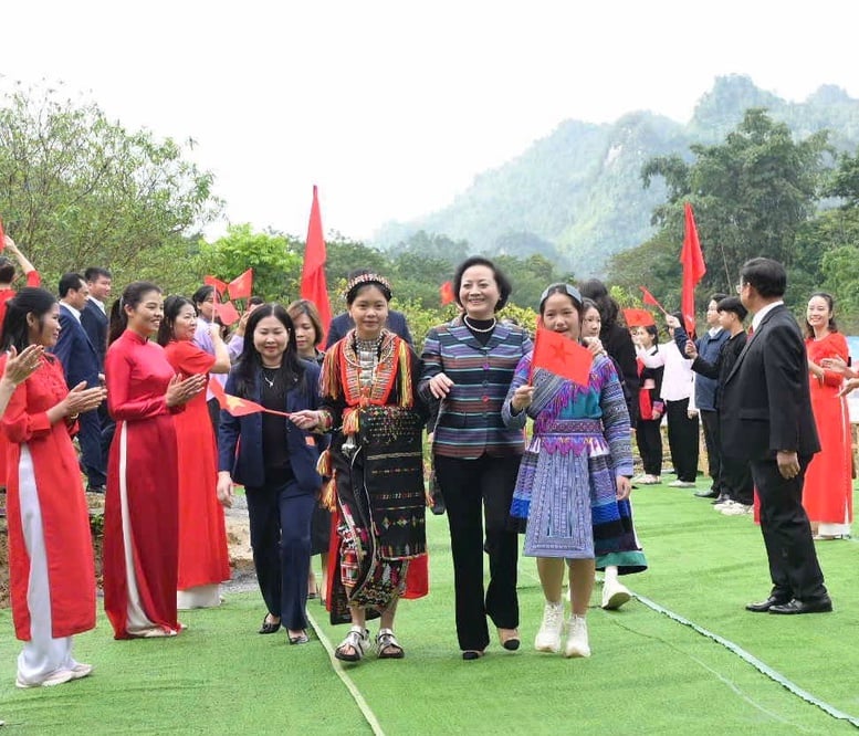 Phó Thủ tướng Phạm Thị Thanh Trà dự lễ khởi công 4 trường nội trú biên giới Lào Cai, tặng quà học sinh khó khăn- Ảnh 1.