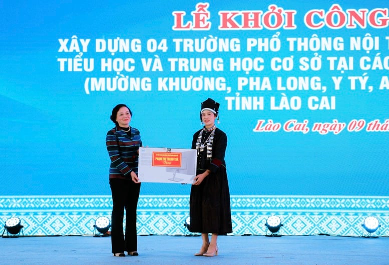Phó Thủ tướng Phạm Thị Thanh Trà dự lễ khởi công 4 trường nội trú biên giới Lào Cai, tặng quà học sinh khó khăn- Ảnh 4.