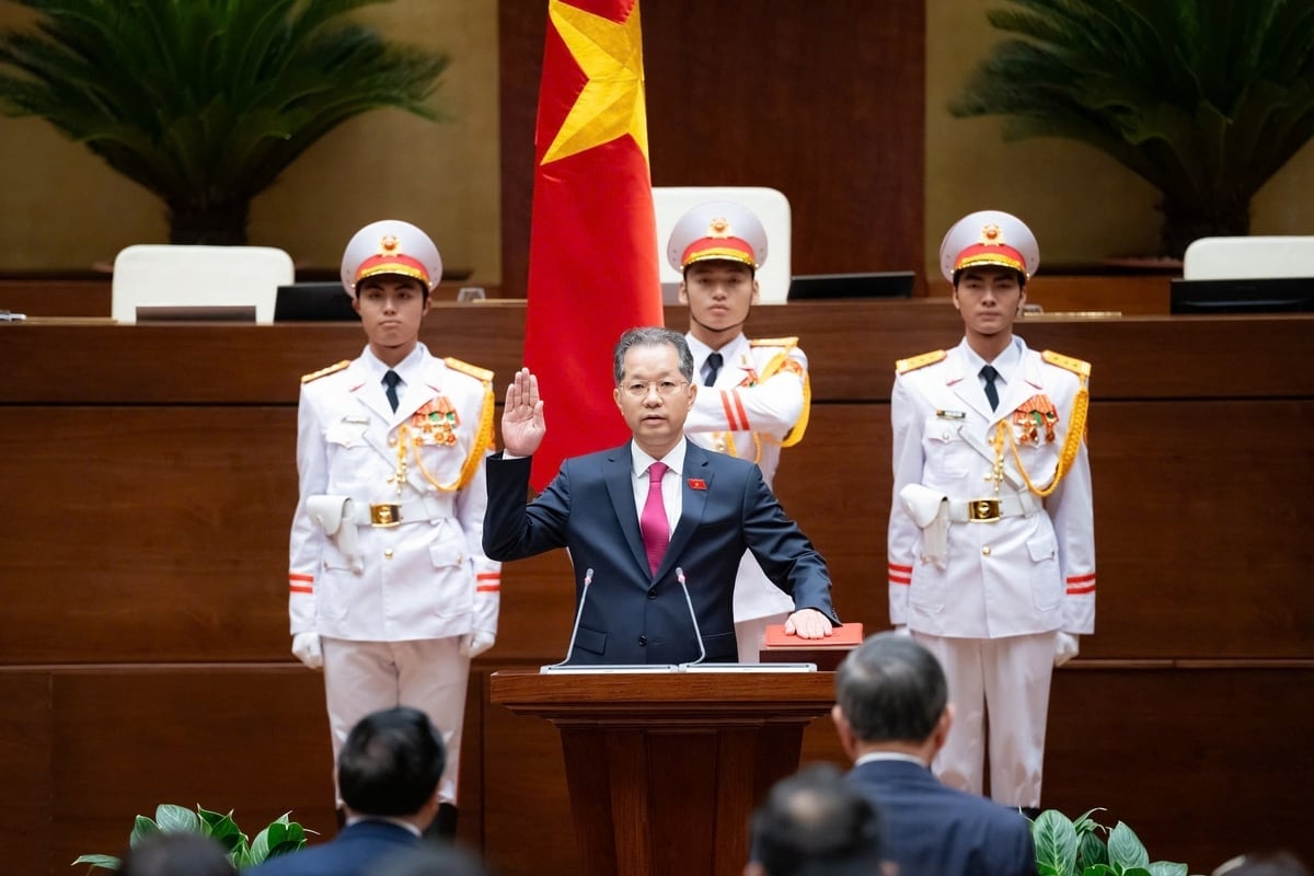 Chánh án Tòa án nhân dân tối cao Nguyễn Văn Quảng thực hiện Lễ tuyên thệ nhậm chức trước Quốc hội. Ảnh: Quochoi.vn