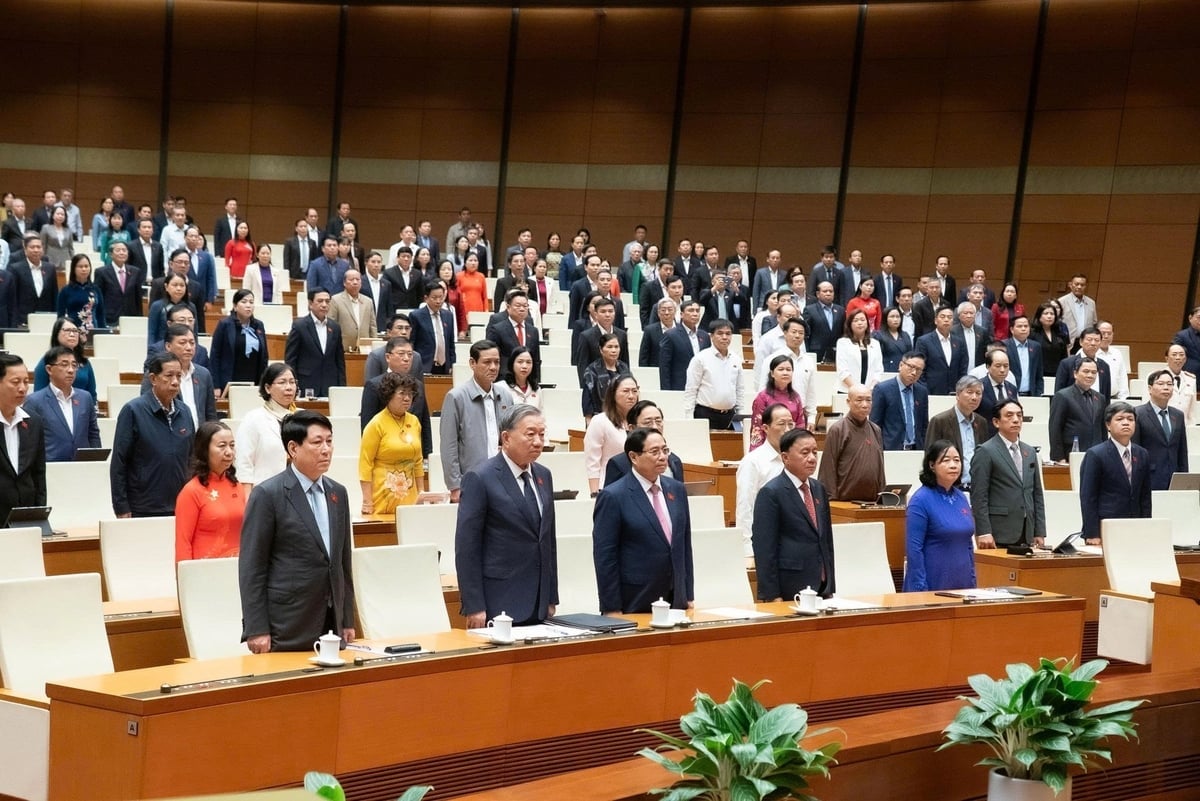 Tổng Bí thư Tô Lâm, Chủ tịch nước Lương Cường, Thủ tướng Chính phủ Phạm Minh Chính, Thường trực Ban Bí thư Trần Cẩm Tú cùng các đại biểu Quốc hội chứng kiến Lễ tuyên thệ nhậm chức của Chánh án Tòa án nhân dân tối cao Nguyễn Văn Quảng trước Quốc hội. Ảnh: Quochoi.vn