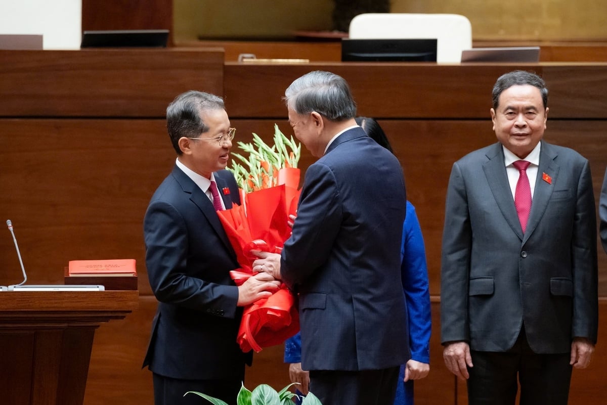 Tổng Bí thư Tô Lâm tặng hoa chúc mừng tân Chánh án Toà án nhân dân tối cao Nguyễn Văn Quảng. Ảnh: Quochoi.vn