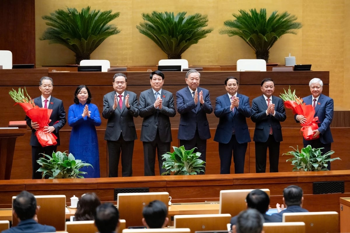 Tổng Bí thư Tô Lâm, Chủ tịch nước Lương Cường, Thủ tướng Chính phủ Phạm Minh Chính, Chủ tịch Quốc hội Trần Thanh Mẫn, Thường trực Ban Bí thư Trần Cẩm Tú, Chủ tịch Ủy ban Trung ương Mặt trận Tổ quốc Việt Nam Bùi Thị Minh Hoài tặng hoa chúc mừng các đồng chí được Quốc hội bầu. Ảnh: Quochoi.vn