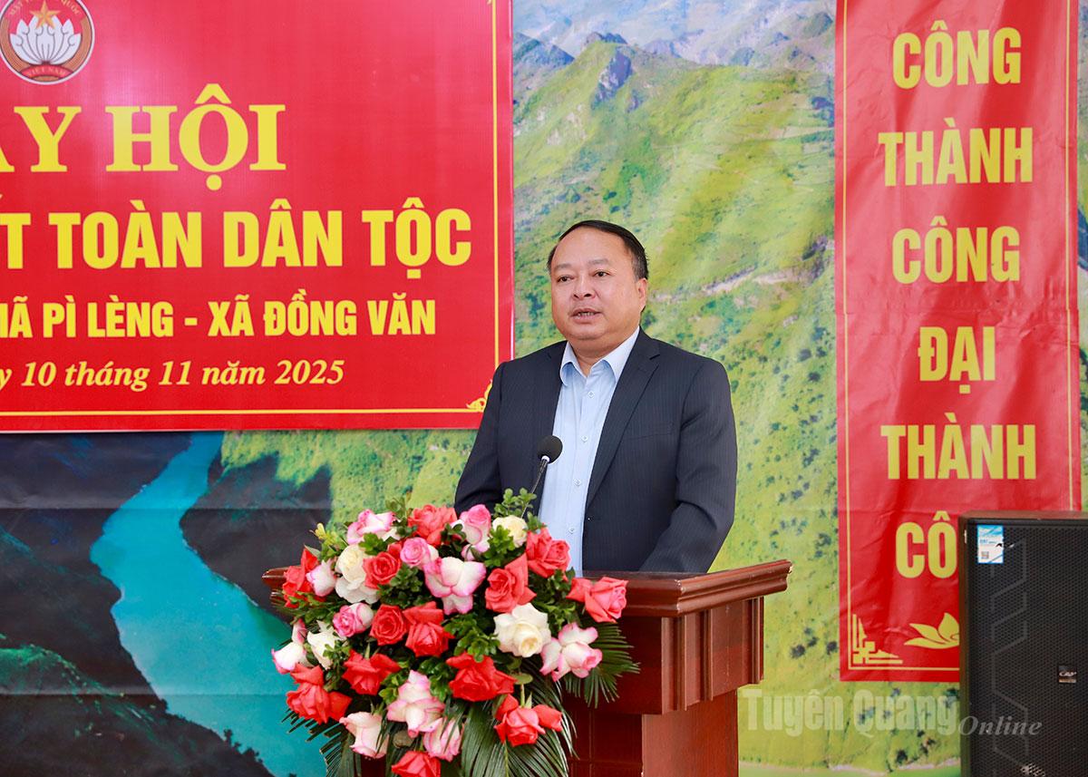 Ordföranden för provinsens folkkommitté, Phan Huy Ngoc, talade vid festivalen.