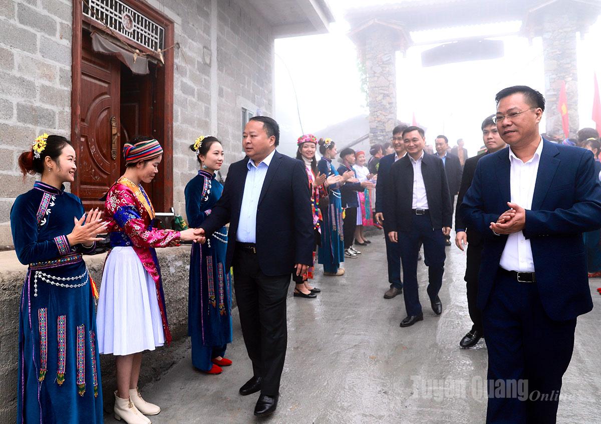 Ordföranden för provinsens folkkommitté, Phan Huy Ngoc, deltog i den stora enhetsfestivalen i byn Ma Pi Leng.