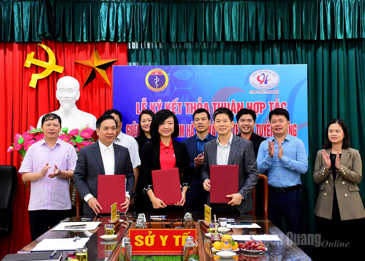 Zástupci charitativního fondu Love Touch (Techcombank) podepsali s nemocnicí Hanoi Heart Hospital a ministerstvem zdravotnictví Tuyen Quang dohodu o podpoře oblasti sociální práce s cílem včas odhalit a léčit vrozené srdeční vady u dětí v provincii Tuyen Quang.  